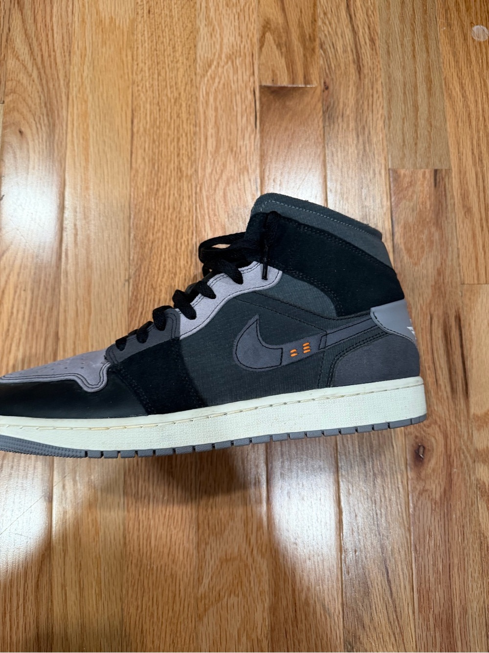 Jordan Air Jordan 1 Mid SE Craft Black/Grey Sneaker Box